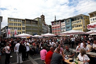 Flanieren, staunen, trinken,... feiern! - Der Stuttgarter Marktplatz bei der Hocketse!