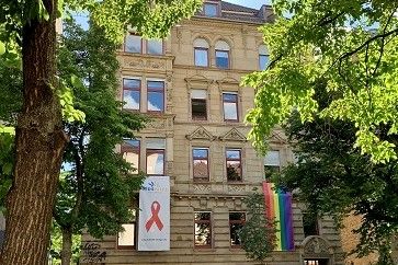 Die AIDS-Hilfe Stuttgart e.V. zeigt Flagge