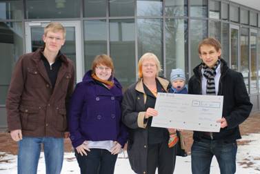 Spendenübergabe von MäppMag an Uli Hallenbach mit Ronja